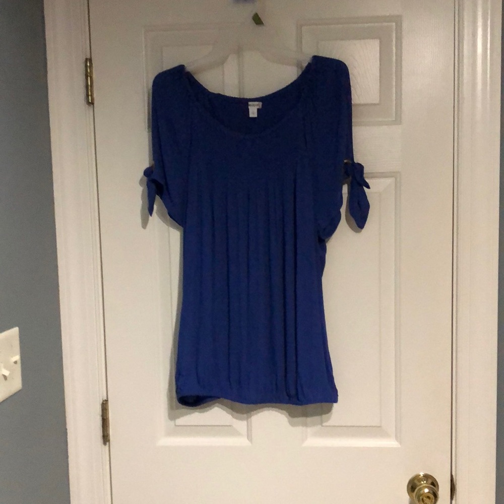 Lady’s cinched blouse